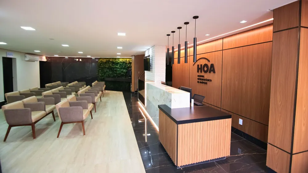 Recepção do HOA, com balcão de atendimento e sala de espera